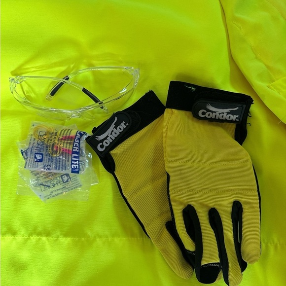High-Visibility Safety Vest with Reflective Stripes - Picture 3 of 4
